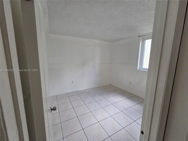 Building Photo - 10000 NW 80th Ct