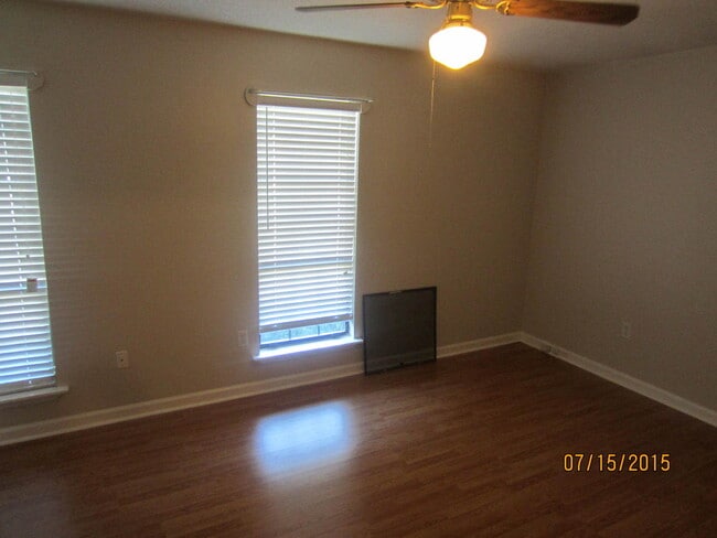 Building Photo - Columbia County charmer!
