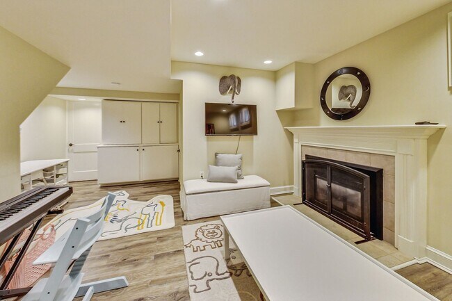 Building Photo - COMING SOON - Stunning 4 bed + 2 full & 2 1/2 bath Classic in NW DC