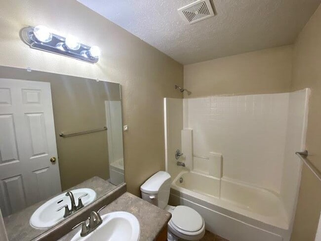 Building Photo - 3 Bedroom, 2 Bathroom Twin Home