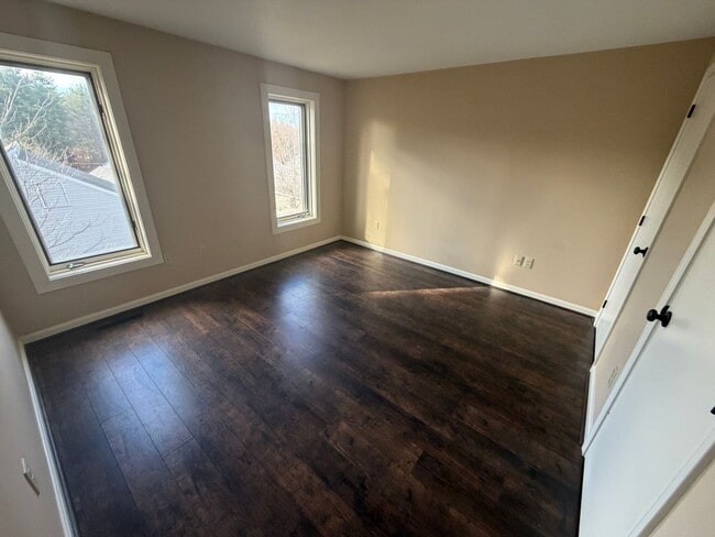 Building Photo - 3 Bedroom, 1.5 bath detached condo at Kensington Ridge