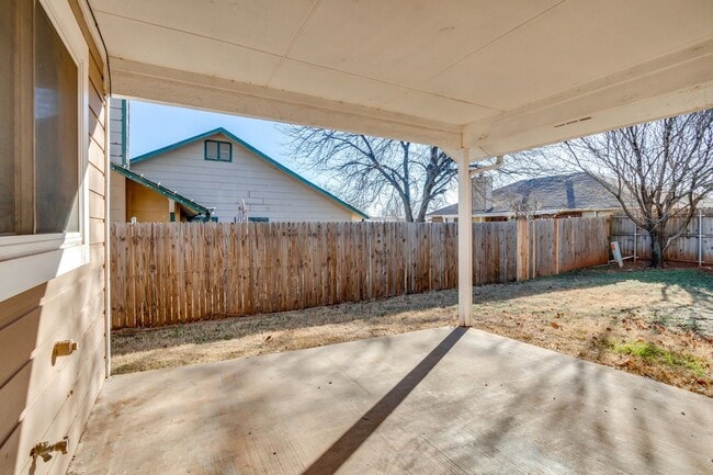 Building Photo - Spacious 3-bedroom home with bonus room, fenced yard, and 2-car garage in Country Hollow.