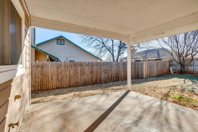 Building Photo - Three bed/two bath home near Kilpatrick turnpike