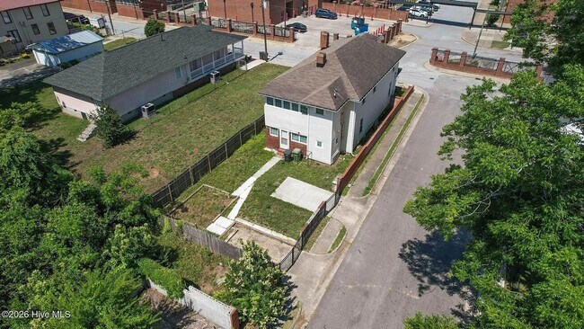 Building Photo - Ideal for Medical Professionals & Students – Spacious 5BR Near Downtown