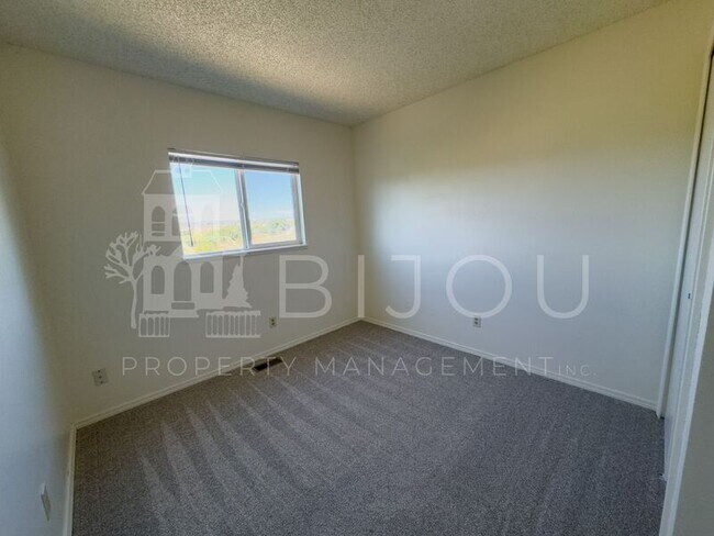 Building Photo - 6470 Chantilly Pl