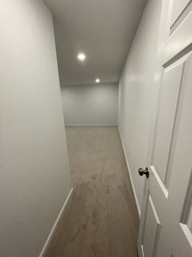 Building Photo - 419 E James Dr