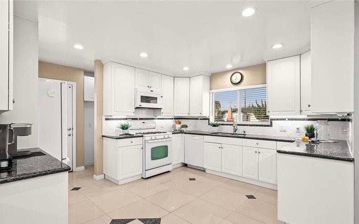 Building Photo - 14913 Roxton Ave