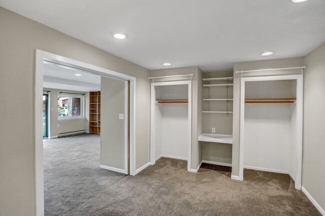 Building Photo - AMAZING SPACIOUS END UNIT TOWNHOUSE IN PRIME LOCATION