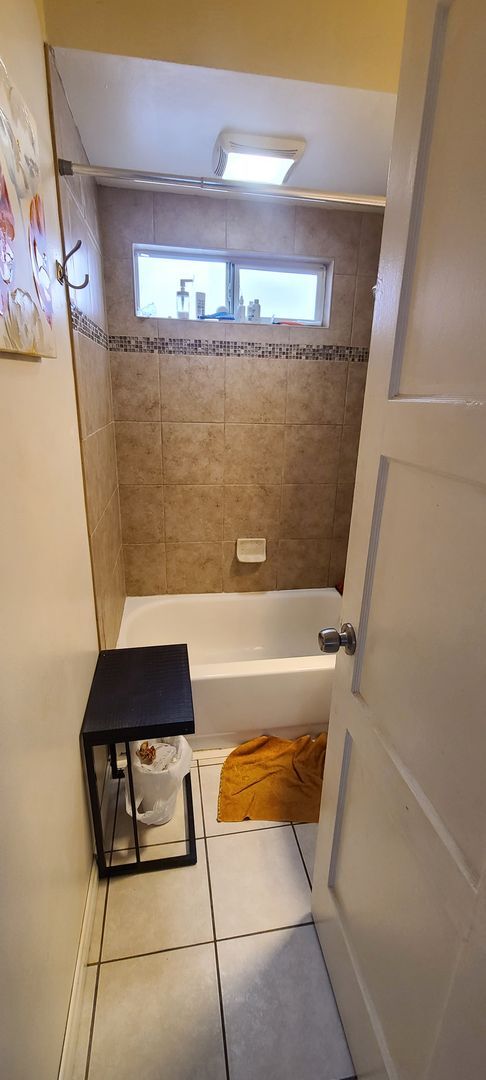 Building Photo - Great Location in Pacific Beach! Private l...