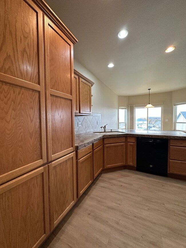 Building Photo - Luxury, One Level Living!