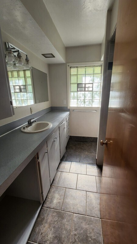 Building Photo - 577 N 100 W