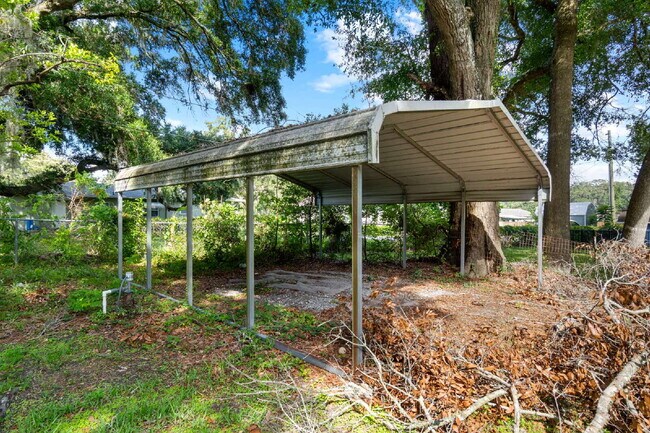 Building Photo - Gardener's Paradise! 3BR Home on Oversized Lot with Shed & Greenhouse