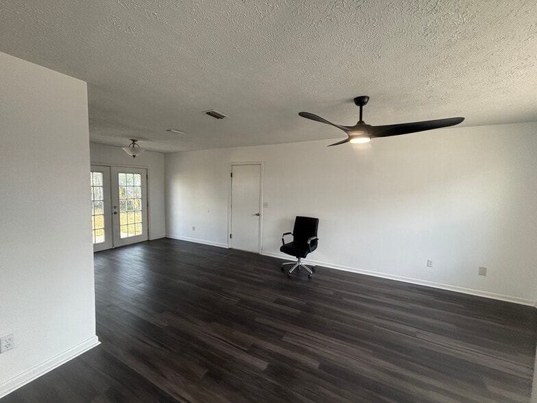 Building Photo - 906 N Church Ave