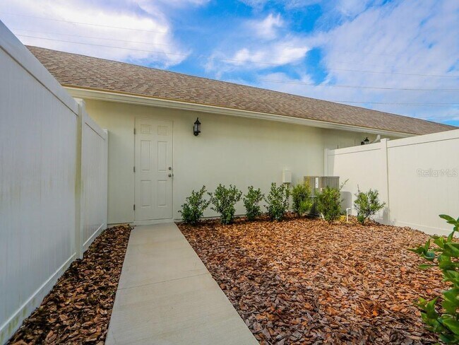 Building Photo - 15525 Honeybell Dr