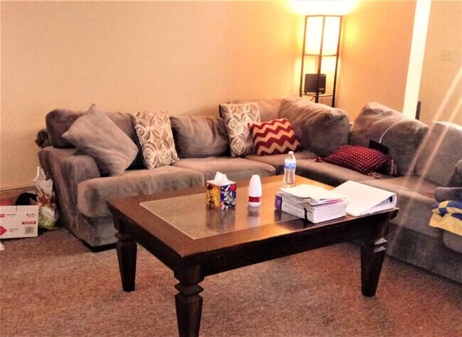 Building Photo - Large 2 Bed 2 Bath Heat & Water Inc-Neenah