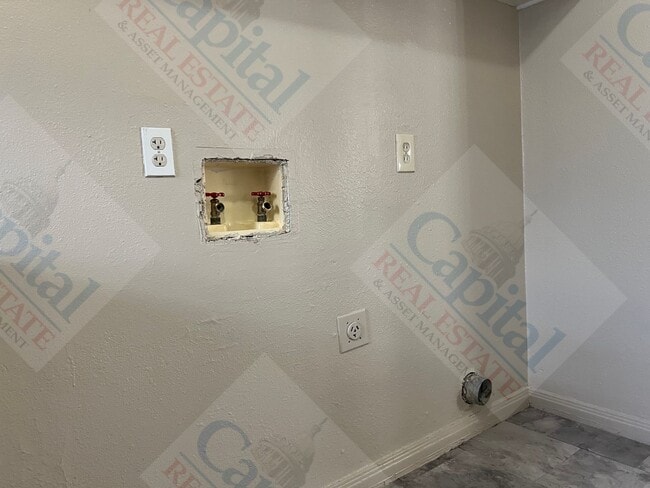 Building Photo - Spacious 3 Bedroom