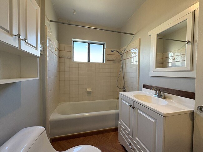 Building Photo - Charming 2-Bedroom Home with Spacious Back...