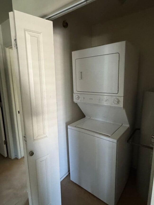 Building Photo - 3 bedroom 2 bath - Available now