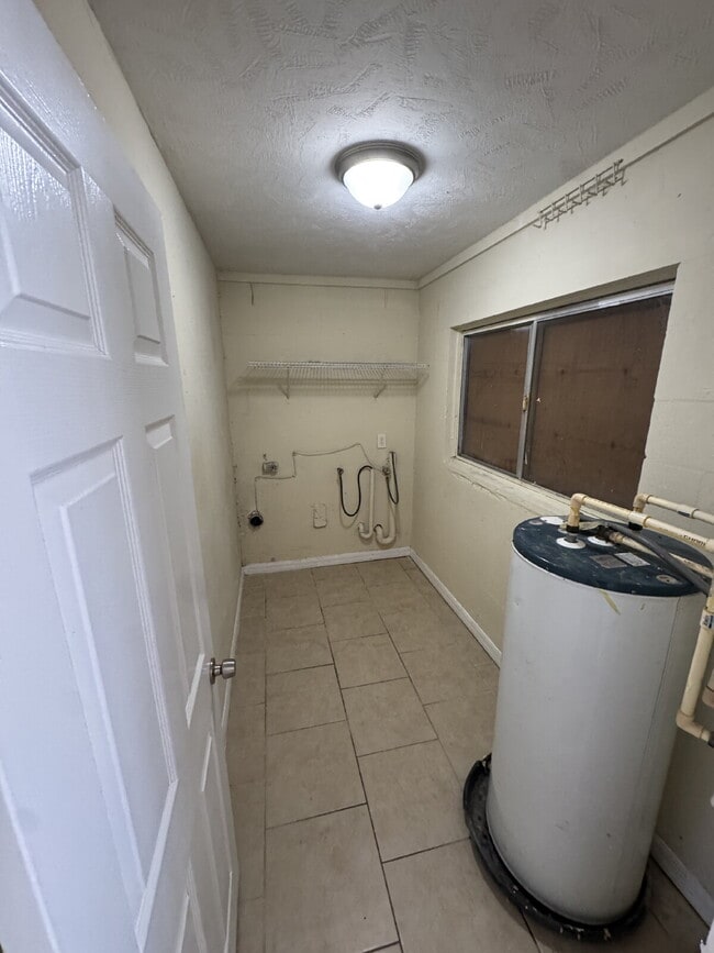 Building Photo - "Spacious 4-Bedroom Oasis with 2 Baths in Tampa – Your Perfect Family Retreat!"