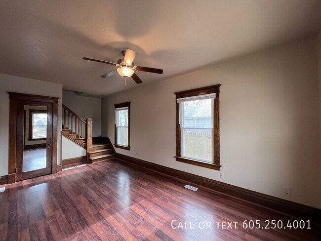 Building Photo - 4 Bedroom 2 Bathroom w/ Single Stall Garag...