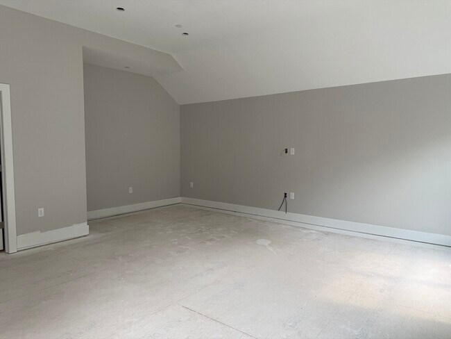 Building Photo - 251 Sladen St