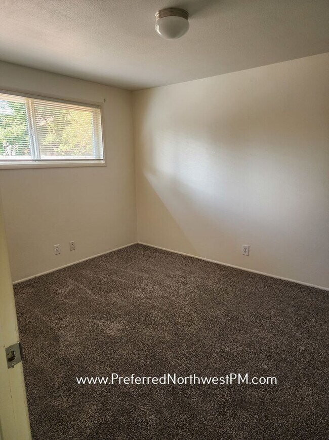 Building Photo - 892 Cornwall Ave