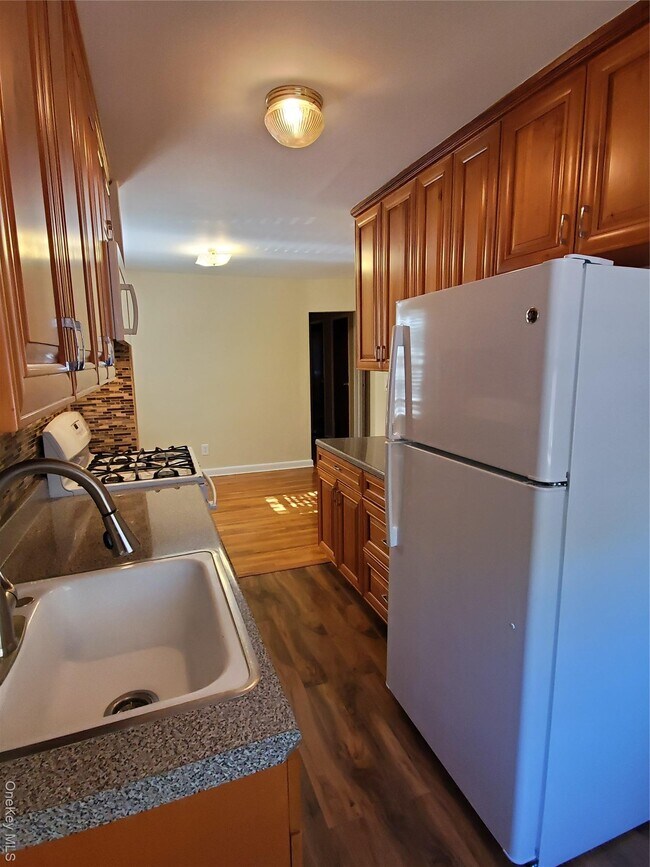 Building Photo - 60-46 69th Pl