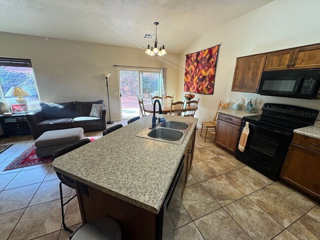 Building Photo - Short Term Fully Furnished Rental! Available May 1st - October 31st!