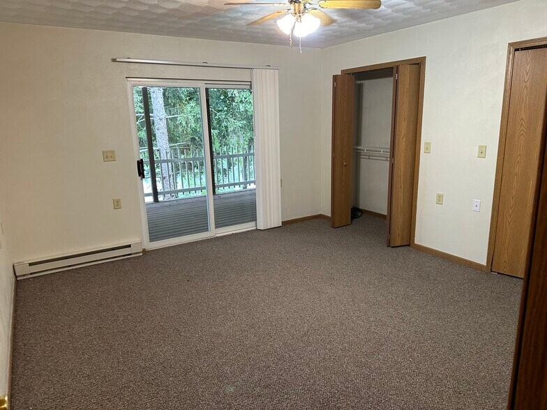 Building Photo - 1062 Lakeshore Dr