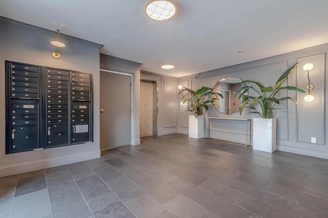 Building Photo - Victoria