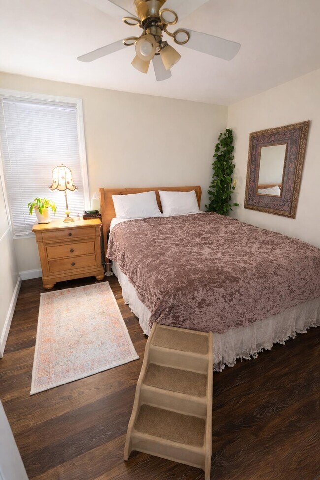 Building Photo - 438 Devon St