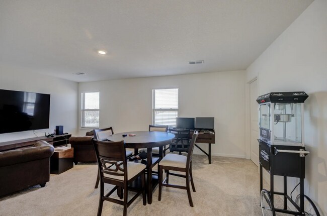 Building Photo - Desirable Fairway Village 4 bedroom 2.5 bath home in Oakland