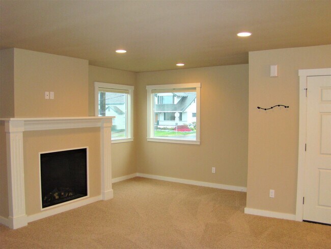 Building Photo - Charming 3 bedroom, 2 bath home