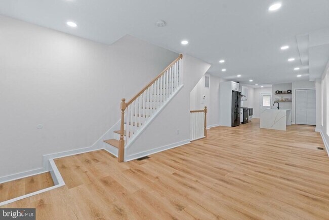 Building Photo - 530 E 38th St
