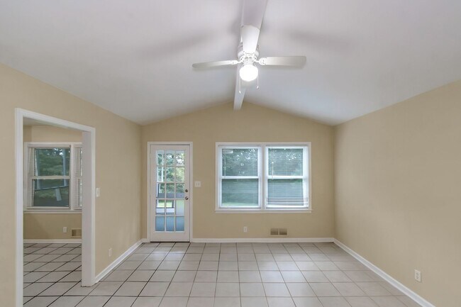 Building Photo - Beautiful 3 Bed 2 Bath Ranch home with a H...