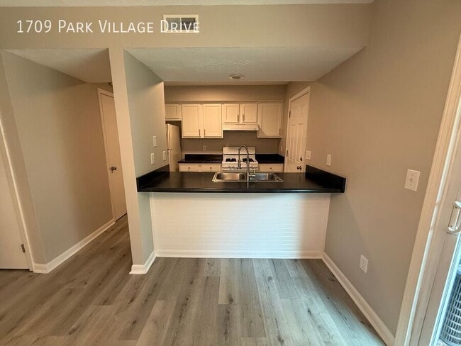 Building Photo - 1709 Park Village Dr