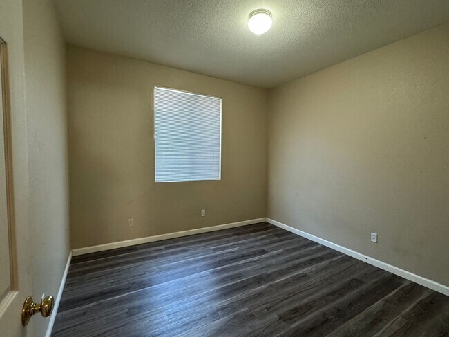 Building Photo - Four Bed, Two Bath Home Close to Hwy 99 an...
