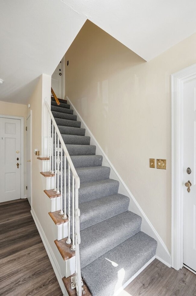 Building Photo - Charming Covedale Duplex