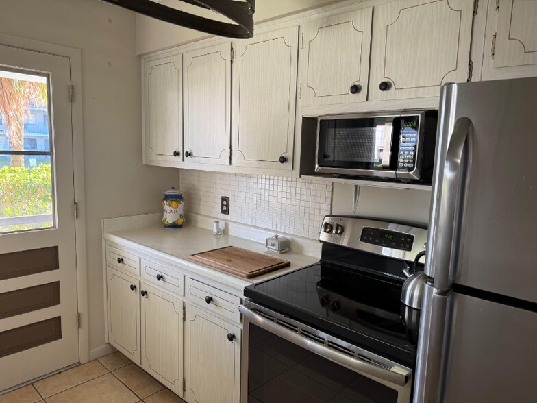 Building Photo - 2348 Shelley St