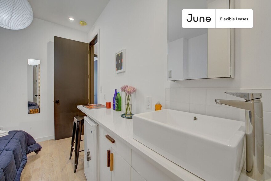 Building Photo - Chic ROOM at The Maison Suydam