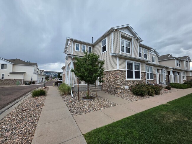 Building Photo - Stunning 3 Bed 3 Bath Home Near Stetson Hills!!