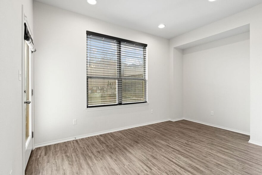 Building Photo - 3651 Sandy Brook Dr