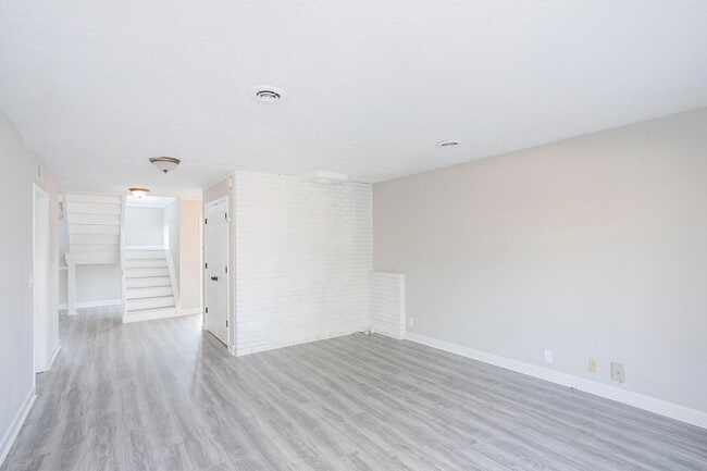 Building Photo - 421 Raintree Dr