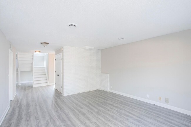 Building Photo - Charming Townhome in Hermitage!