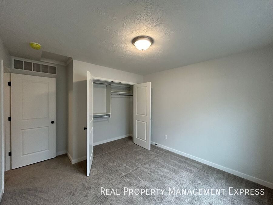 Building Photo - 9636 W Tunis Dr