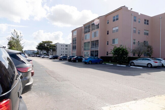 Building Photo - 2851 Somerset Dr