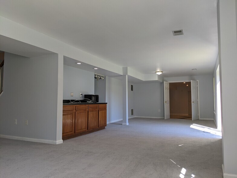 Main living area & wet bar - 3985 Pearlberry Ct
