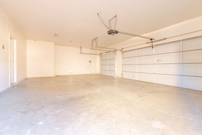 Building Photo - Stunning 4-Bedroom Home for Rent in Brawley!