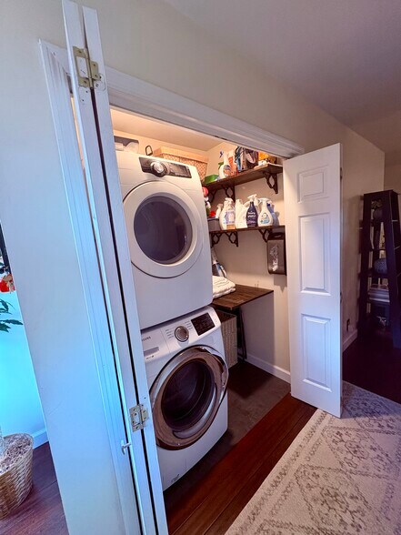 Building Photo - 5064 English Village Dr