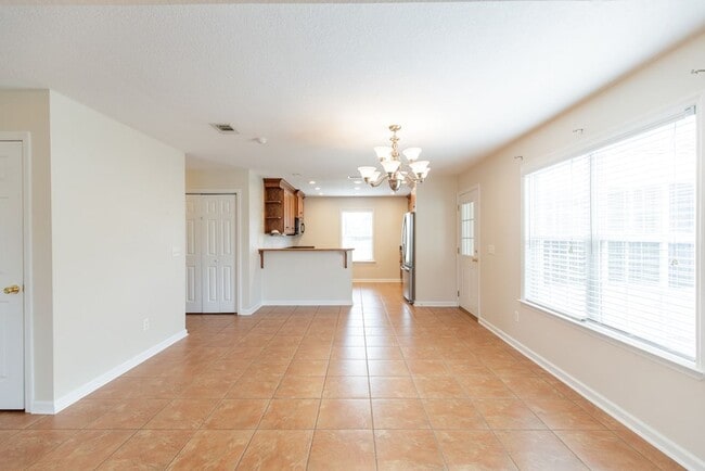 Building Photo - Luxurious 3 Bed/2 Bath Home with Modern Am...